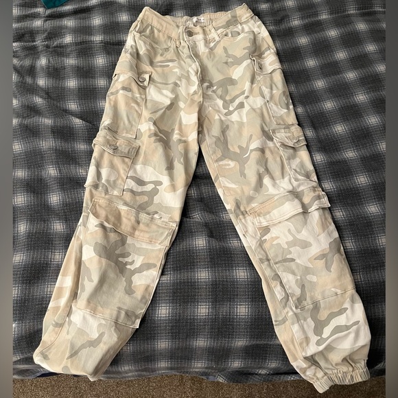 Ardene Denim - Ardenes cargo camo pants womens